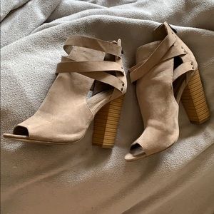 Nude heel with open toe.